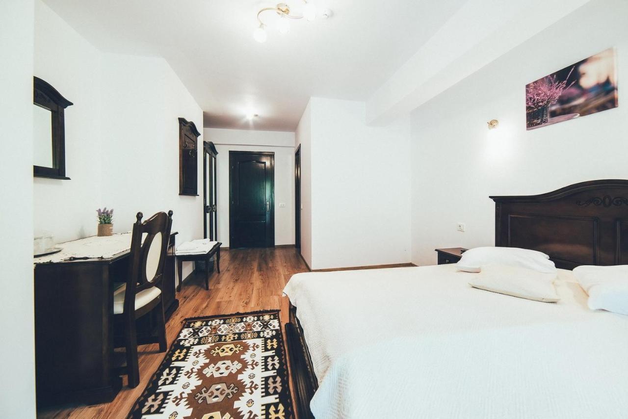 Conacul Domnitei Hotel Voroneţ Exterior foto