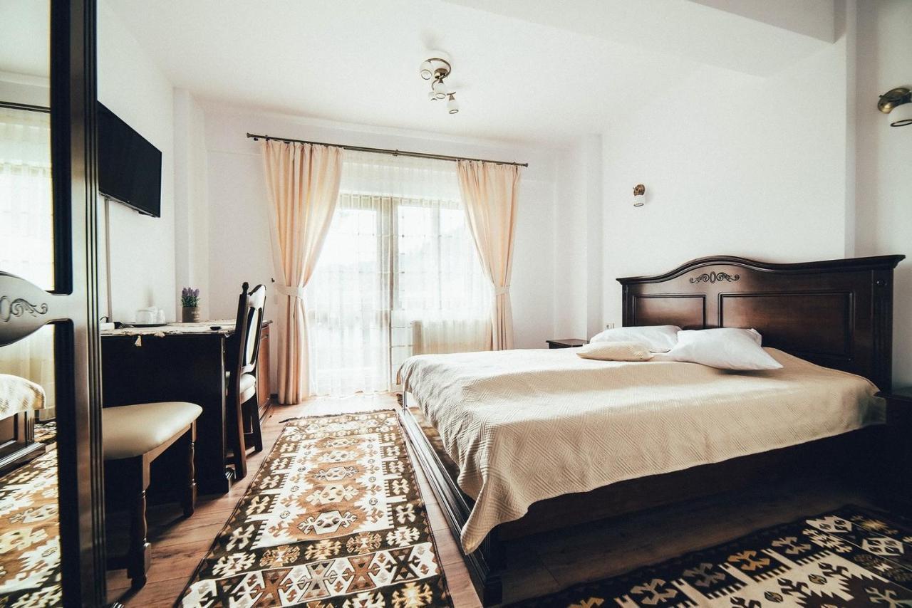 Conacul Domnitei Hotel Voroneţ Exterior foto